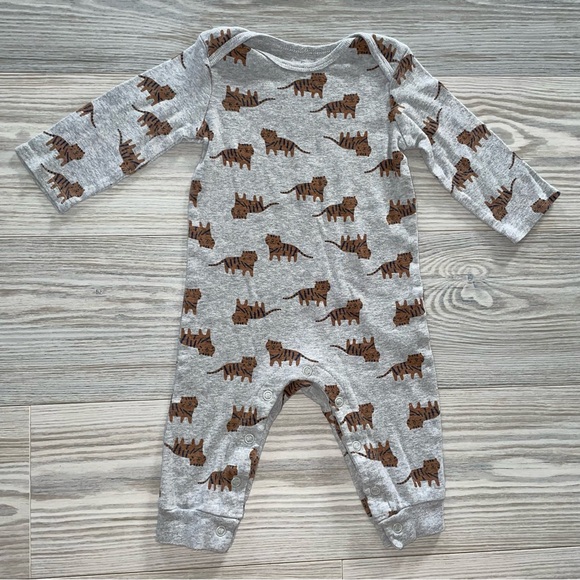 ⭐Carter’s Baby Boys Tiger Sleep & Play Size 6M⭐ - Picture 1 of 3